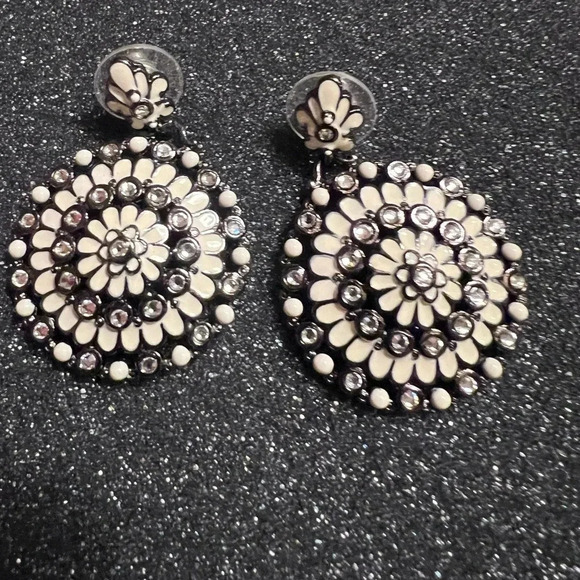 Joan Rivers Elegant Black and White Floral Earrings - Picture 1 of 4